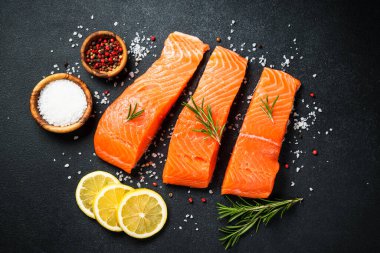 Somon fileto, siyah masada çiğ balık. Üst görünüm.