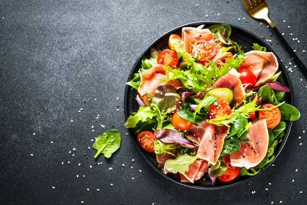 Groene Salade Zwarte Achtergrond Verse Salade Met Jamon Groene Saladebladeren — Stockfoto