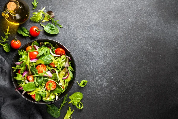 Sağlıklı yemek, vejetaryen kasesi. Taze yapraklı ve sebzeli yeşil salata. Kopyalama alanı olan düz.