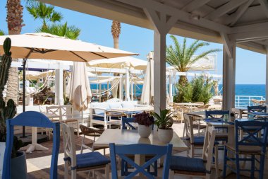 Akdeniz 'deki restoran, Yunanistan, Girit. Denizde geleneksel yaz tatili.
