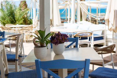 Akdeniz 'deki restoran, Yunanistan, Girit. Denizde geleneksel yaz tatili.