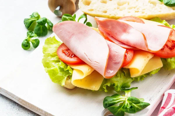 Sandwich Con Lechuga Queso Tomate Jamón Comida Rápida Saludable Merienda — Foto de Stock