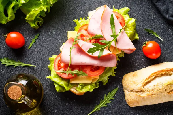 Sandwich Con Lechuga Queso Tomate Jamón Sobre Mesa Cocina Negra — Foto de Stock