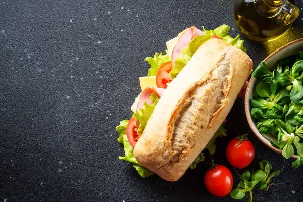 Sandwich Ciabatta Con Lechuga Queso Tomate Jamón Sobre Mesa Cocina — Foto de Stock