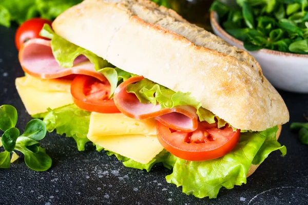 Sandwich Con Lechuga Queso Tomate Jamón Comida Rápida Saludable Desayuno — Foto de Stock