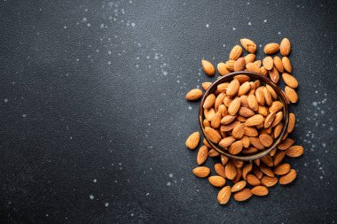 Siyah arka planda fındıklar kasede. Üst görünüm.