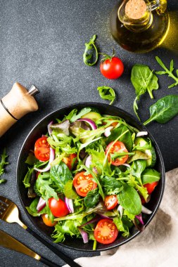 Sağlıklı yemek, vejetaryen kasesi. Taze yapraklı ve sebzeli yeşil salata. Kopyalama alanı olan düz.