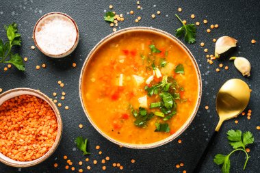 Kırmızı mercimek çorbası, malzemeli geleneksel Arap yemeği. Siyah üzerine yatıyordu..