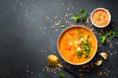 Mercimek çorbası, geleneksel Asya yemeği. Kopyalama alanı olan düz.