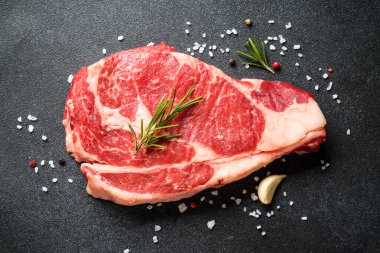 Biftek. Siyah üzerine çiğ pirzola. Kopyalama alanı olan üst görünüm.