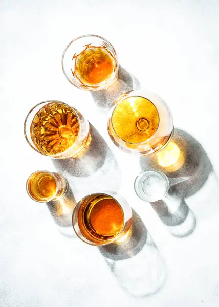 Sterke Alcoholdrank Cognac Whisky Rum Tequila Witte Achtergrond Bovenaanzicht — Stockfoto