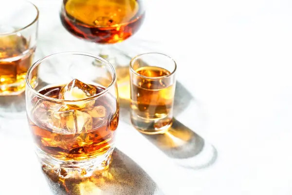 Starker Alkoholkonsum Cognac Whisky Rum Tequila Auf Weißem Hintergrund — Stockfoto