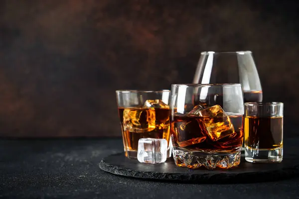 Starker Alkoholkonsum Cognac Whisky Rum Tequila Dunklen Hintergrund — Stockfoto