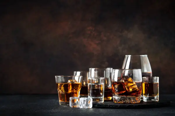 Starker Alkoholkonsum Whisky Rum Tequila Cognac Der Dunklen Bar — Stockfoto