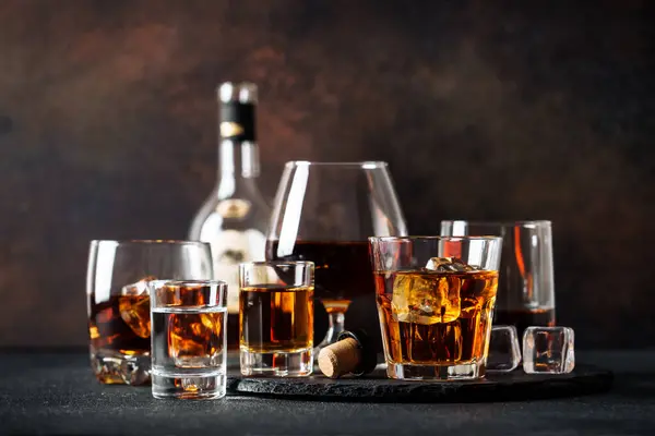 Starker Alkoholkonsum Whisky Rum Tequila Cognac Der Dunklen Bar — Stockfoto