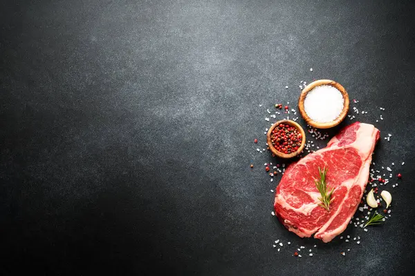 스테이크 검은색 배경에 향신료와 쇠고기 스테이크 — 스톡 사진
