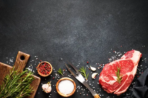 배경에 향신료를 익지않는 스테이크 쇠고기 스테이크 리비에 공간이 — 스톡 사진