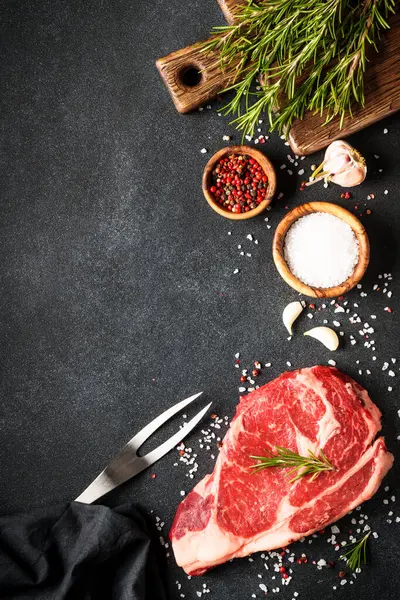 스테이크 검은색 배경에 향신료와 쇠고기 스테이크 공간이 — 스톡 사진