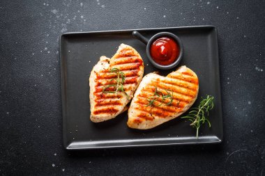 Siyah arka planda tavuk bifteği ızgarası. Kopyalama alanı olan düz.