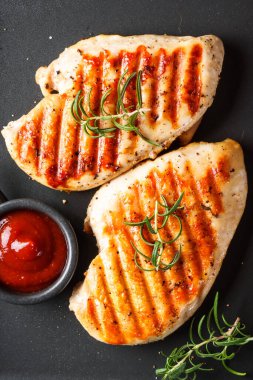 Izgara et. Siyah arka planda tavuk bifteği. Kopyalama alanı olan üst görünüm.