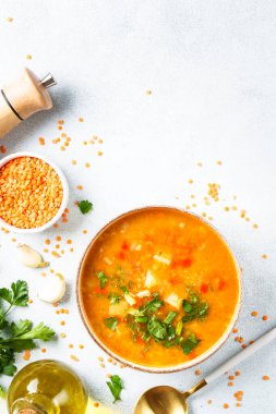 Kırmızı mercimek çorbası, beyaz arka planda geleneksel orta doğu yemeği. Tasarım için alanı olan üst görünüm.