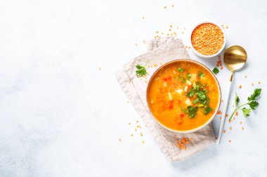 Mercimek çorbası. Kırmızı mercimek çorbası, geleneksel Orta Doğu yemeği. Üst görünüm.