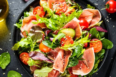 Salamlı yeşil sebze salatası ve susam. Metin için boşluk olan üst görünüm. Makro.