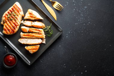 Siyah arka planda tavuk bifteği ızgarası. Kopyalama alanı olan düz.