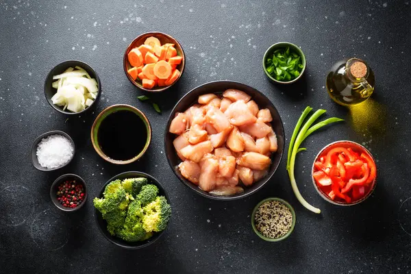 チキンは黒い背景に醤油と野菜で揚げる 料理のための成分 レシピ コピースペースとフラットレイ — ストック写真