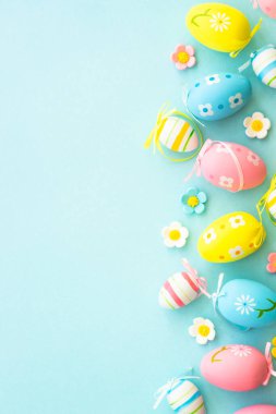 Mavi arka planda Paskalya yumurtaları. Kopyalama alanı olan düz.
