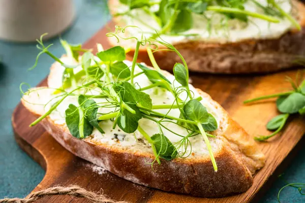 Toast Aux Micro Verts Pois Verts Fromage Crème Bleu Snack — Photo