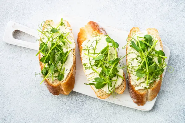 Тост Сливочным Сыром Микро Зеленью Здоровое Питание Вегетарианские Натуральные Витамины — стоковое фото