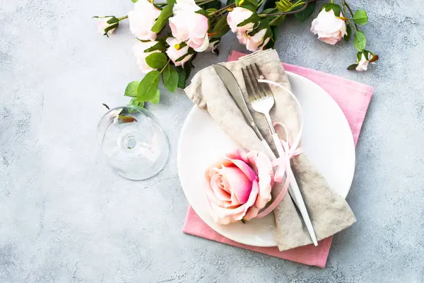 Frühlingstisch Mit Weißem Teller Und Rosenblüten Tischdekoration Für Einen Jahrestag — Stockfoto