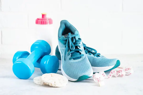Fitness Achtergrond Wit Sneakers Halters Handdoek Dieetvoeding Fitness Workout Dieetconcept Stockafbeelding