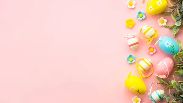 Pasen Achtergrond Eieren Lentebladeren Bloemen Roze Vlakke Lay Met Kopieerruimte Rechtenvrije Stockafbeeldingen