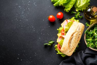 Marullu, peynirli, domatesli ve jambonlu sandviç..