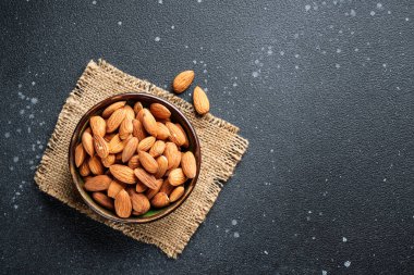 Siyah arka planda fındıklar kasede. Üst görünüm.