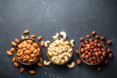 Siyah arka planda fındık çeşitleri. Üst görünüm.