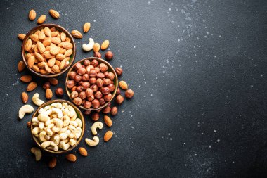 Siyah arka planda fındık çeşitleri. Üst görünüm.