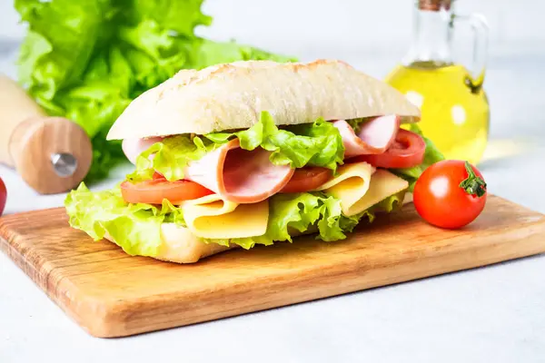 Sandwich Ciabatta Con Lechuga Queso Tomate Jamón Snack Comida Rápida — Foto de Stock