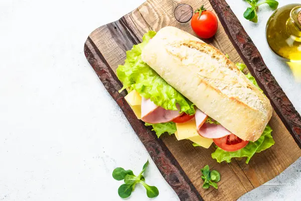 Sandwich Ciabatta Con Lechuga Queso Tomate Jamón Tabla Cortar Comida — Foto de Stock