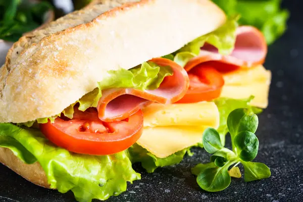 Sandwich Con Lechuga Queso Tomate Jamón Comida Rápida Saludable Desayuno — Foto de Stock