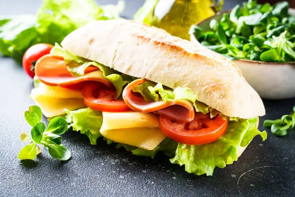 Sandwich Met Sla Kaas Tomaten Ham Gezond Fastfood Ontbijt Lunch Rechtenvrije Stockfoto's
