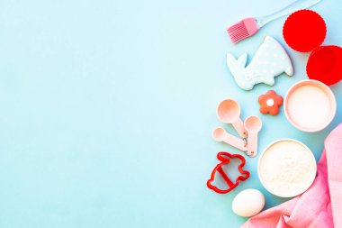 Paskalya pastası, un, kenar, şeker ve zencefilli kurabiye. Mavi üzerine üst görünüm.