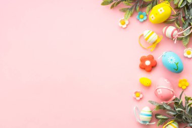 Paskalya geçmişi. Yumurtalar, bahar yaprakları ve pembe çiçekler. Kopyalama alanı olan düz.