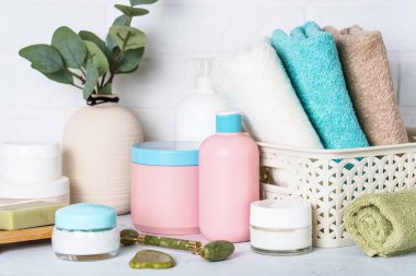 Doğal kozmetik ürünleri, güzellik ürünleri ve banyoda temiz havlular. Spa tedavi arkaplanı.