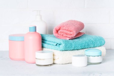 Kozmetik ürünler ve temiz havlular banyoda. Spa tedavisi ve güzellik.