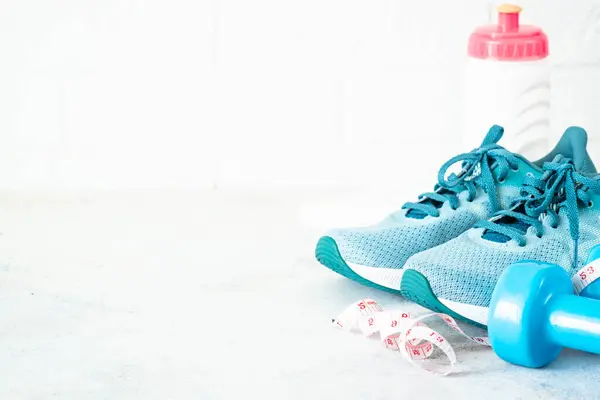 Fitness Achtergrond Sportuitrusting Met Meetlint Sneakers Halters Handdoek Water Workout Stockfoto
