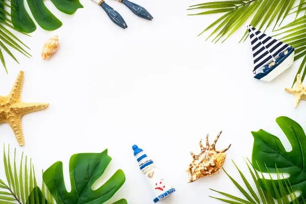 夏日平平静静的背景 暑假和旅行的概念 棕榈叶 贝壳和白色背景的装饰 免版税图库照片