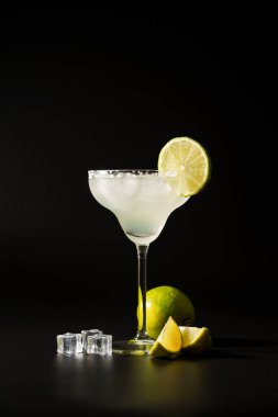 Margarita, limonlu alkollü kokteyl, gümüş tekila, buz küpleri ve tuz..